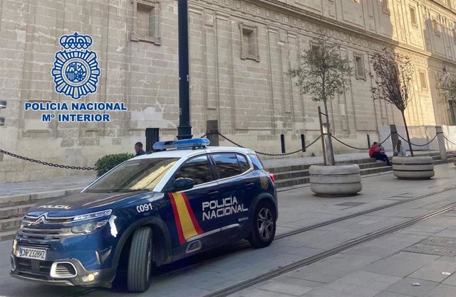 Un coche patrulla de la Policía Nacional en las inmediaciones de la Catedral