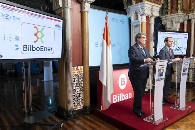 Juan Mari Aburto Bilboko alkatea eta Iñigo Ansola Energiaren Euskal Erakundeko zuzendari nagusiak BilboEner aurkezten.