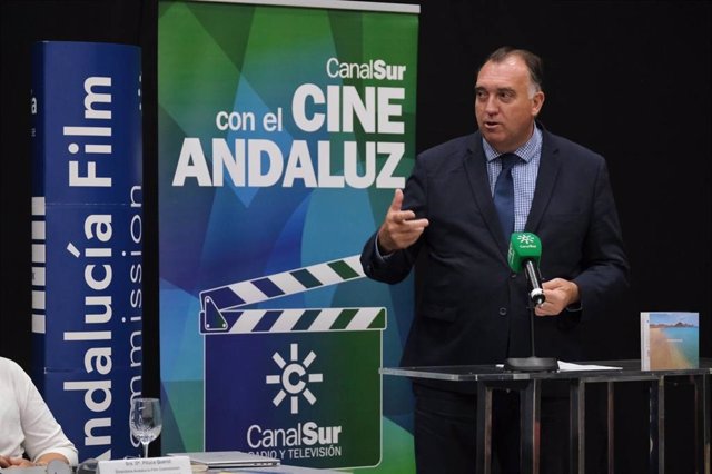 El consejero de Turismo, Cultura y Deporte, Arturo Bernal, durante la presentación en Sevilla de la memoria de la Andalucía Film Commission.