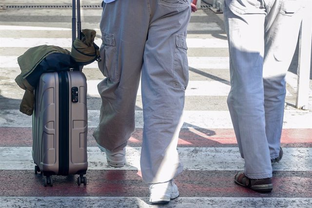 Archivo - Un hombre con una maleta a la salida del aeropuerto Adolfo Suárez-Madrid Barajas.