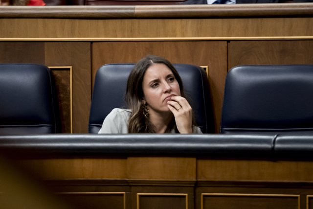 La ministra de Igualdad en funciones, Irene Montero, durante la primera sesión del debate de investidura del líder del PP, en el Congreso de los Diputados, a 26 de septiembre de 2023, en Madrid (España).
