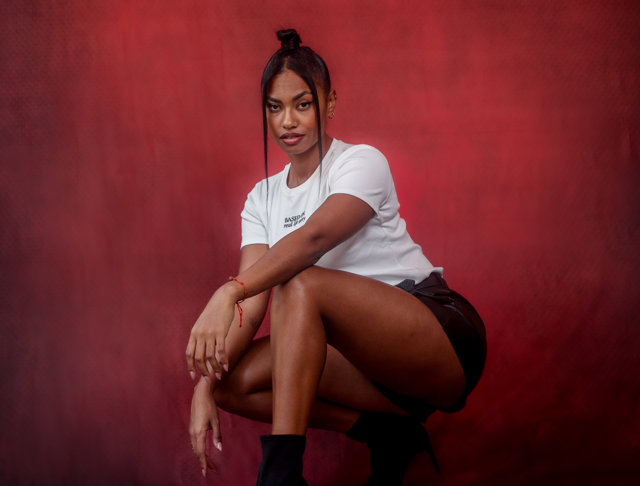 La cantante Nia posa para Europa Press por el lanzamiento de su álbum debut 'Palo Santo', en Bastardo Hostel. 