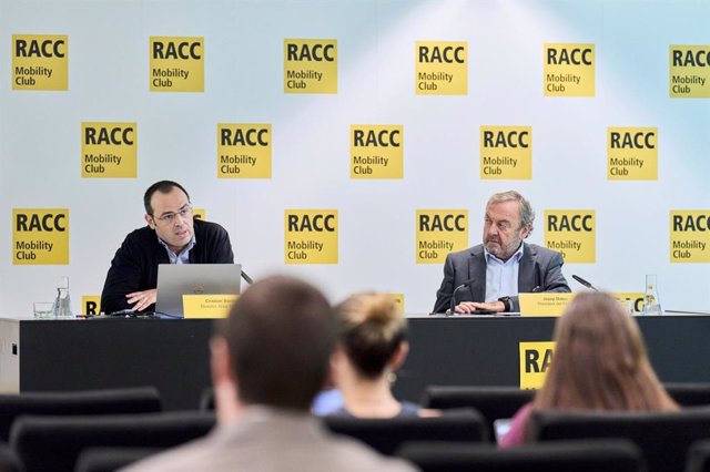 El director de l'Àrea de Mobilitat del RACC, Cristian Bardají, i el president del RACC, Josep Mateu