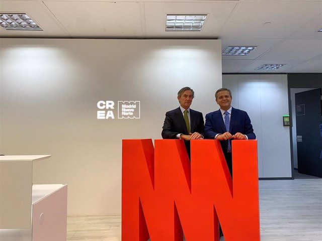 El presidente de Crea Madrid Nuevo Norte, Álvaro Aresti, posa junto al consejero de Transportes, Vivienda e Infraestructuras, Jorge Rodrigo