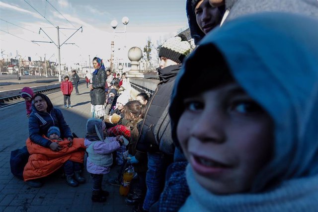 Archivo - Imagen de archivo de una familia de refugiados