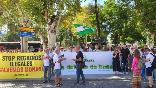 Concentración de la Plataforma Salvemos Doñana a las puertas del Palacio de San Telmo durante la reunión entre  el presidente de la Junta de Andalucía y la ministra para la Transición Ecológica.