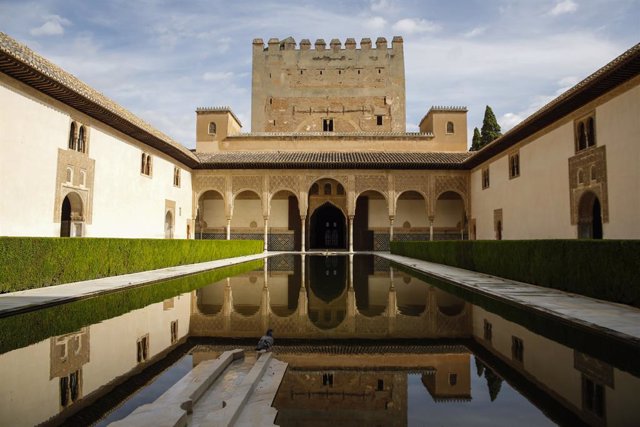 Archivo - La Alhambra de Granada sin turistas por la crisis del coronaviru. Granada a 18 de abril del 2020