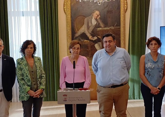La alcaldesa de Gijón, Carmen Moriyón (Foro), en rueda de prensa en el Ayuntamiento gijonés acompañada de los concejales de su grupo municipal.
