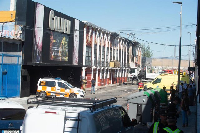 Bomberos de Murcia trabajan frente al Teatre, en la zona de ocio de Las Atalayas, donde ocurrió el incendio, a 2 de octubre de 2023, en Murcia, Región de Murcia (España). El Delegado del Gobierno de la Región de Murcia ha comunicado que se han localizado 