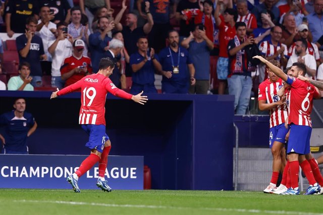 Álvaro Morata ceclebra un golcon sus compañeros del Atlético de Madrid.