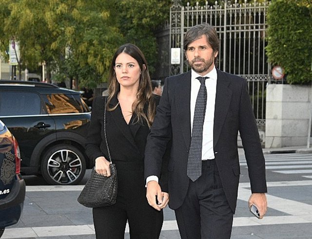 Álvaro Falcó y su mujer, Isabelle Junot, llegan a la iglesia de los Jerónimos para asistir a una misa funeral en memoria de su madre, Marta Chávarri, a 4 de octubre de 2023, en Madrid (España).