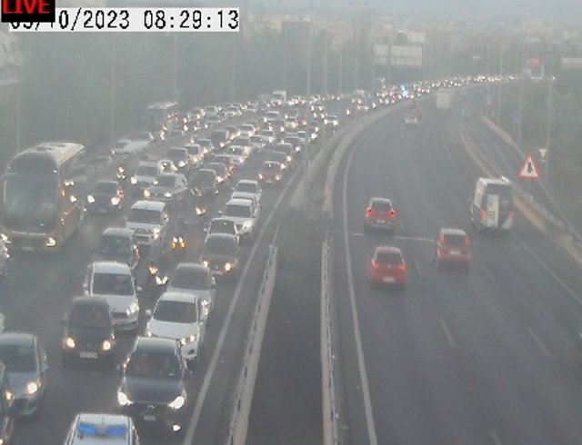 Retenciones en la circunvalación de Granada en el arranque de la cumbre europea en la capital granadina.