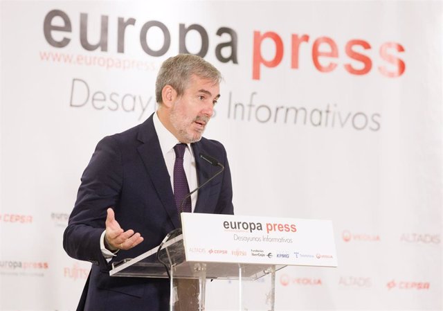 El presidente del Gobierno de Canarias, Fernando Clavijo, interviene durante un desayuno informativo de Europa Press, en el Hyatt Regency Hesperia Madrid, a 5 de octubre de 2023, en Madrid (España).