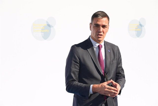 El presidente del Gobierno en funciones, Pedro Sánchez, atiende a los medios a su llegada al Palacio de Congresos de Granada para participar en la cumbre de la Comunidad Política Europea (CPE)