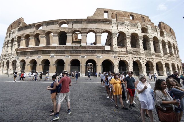 Archivo - Turistas junto al Coliseo, en Roma.