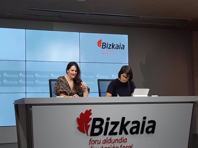 La portavoz de la Diputación de Bizkaia, Leixuri Arrizabalaga, junto a la diputada Arantza Atutxa, en una rueda de prensa.