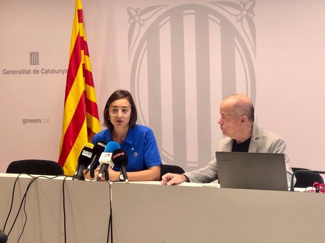 La directora del Servei Meteorològic de Catalunya, Sarai Sarroca, y el catedrático de Geografía de la Universitat de Barcelona (UB), Javier Martín-Vide, en rueda de prensa a 5 de octubre de 2023