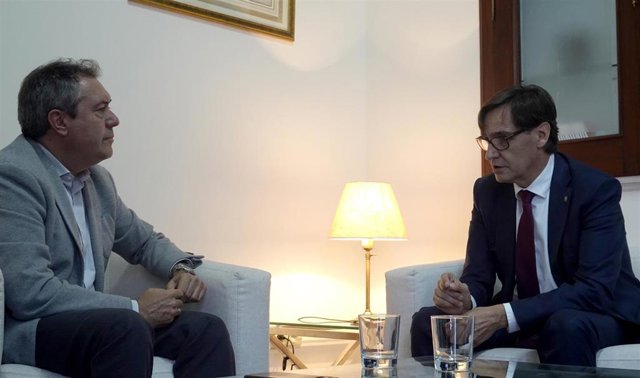 Archivo - El secretario general del PSOE-A, Juan Espadas, y el primer secretario del PSC, Salvador Illa, en una foto de archivo.