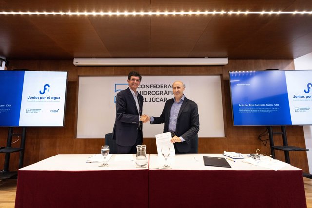 El presidente de Facsa (izda) y el presidente de la CHJ, Miguel Polo (dcha), en la firma del convenio 'Juntos por el Agua'