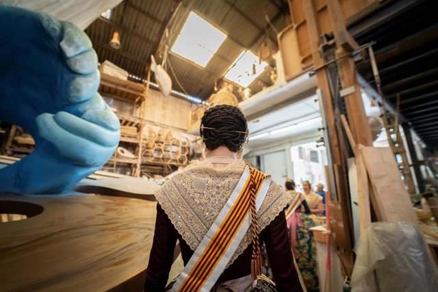 Archivo - Una fallera durante una visita a los talleres de la Ciutat de l'Artista Faller