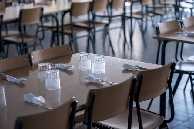 Una mesa de comedor escolar durante una visita de la presidenta de la Comunidad de Madrid, Isabel Díaz Ayuso al Colegio público de Educación Infantil y Primaria San Juan Bautista con motivo de la inauguración del curso escolar 2023/2024, a 7 de septiembre