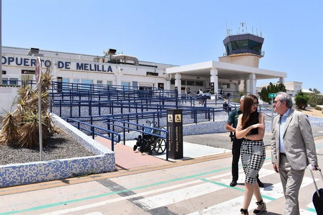 Sabrina Moh recibiendo autoridades en el aeropuerto de Melilla en una imagen de archivo de Delegación