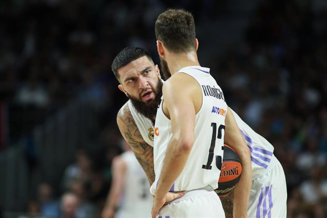 Archivo - Vicent Poirier y Sergio Rodríguez durante un partido del Real Madrid