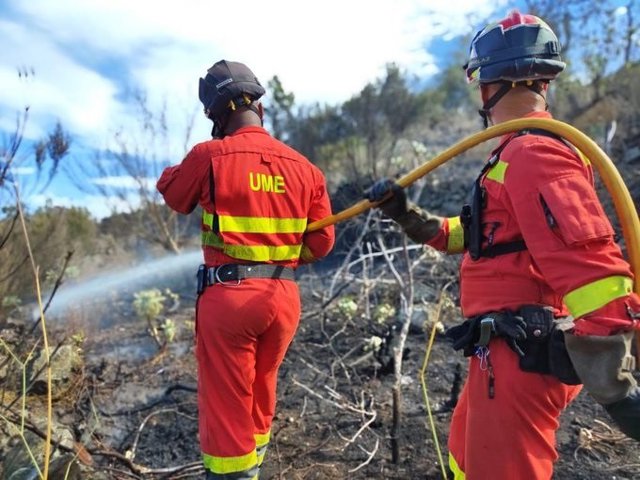 Efectivos de la UME en la reactivación del incendio de Tenerife