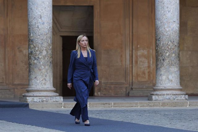 La primera ministra de Italia, Giorgia Meloni, a su llegada al Palacio de Carlos V para la visita que junto a los Reyes y los líderes invitados a la III Cumbre de la Comunidad Política Europea (CPE) realizan a la Alhambra