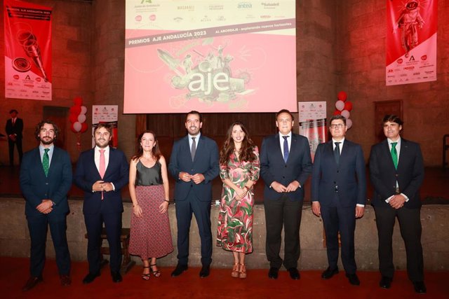 El consejero de Universidad, Investigación e Innovación, José Carlos Gómez Villamandos (3d) en la foto de familia antes de participar en el acto de entrega de los Premios 2023 de la Asociación de Jóvenes Empresarios de Andalucía (AJE Andalucía)