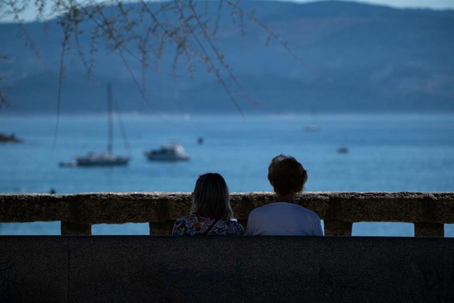 Dos personas observan la playa Silgar, a 30 de septiembre de 2023, en Sanxenxo, Pontevedra, Galicia (España). Septiembre dará paso a un octubre inmerso en un episodio de calor, con un veranillo de San Miguel, al coincidir con dicha festividad, las tempera