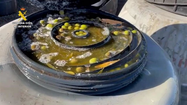 Uno de los bidones de aceitunas robadas intervenidos en Pilas