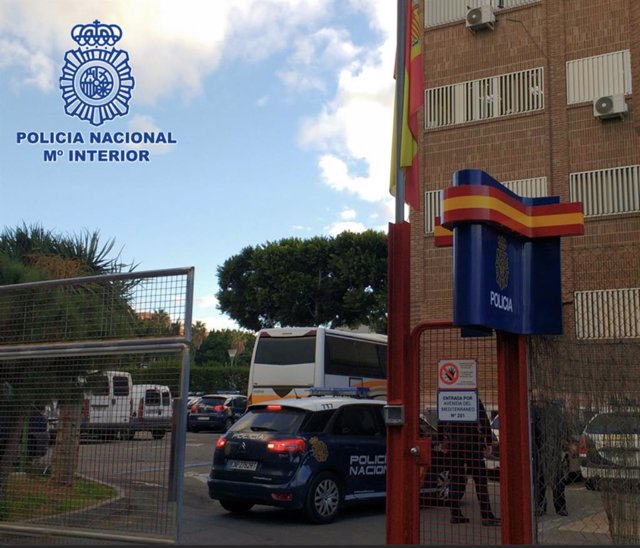 Archivo - Llegada del detenido en un vehículo policial a la Comisaría de Almería