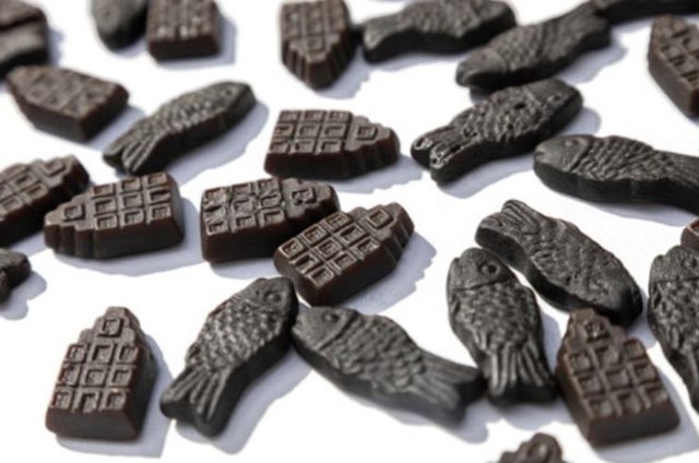 El regaliz salado contiene sal alcalina de cloruro de amonio, lo que le da al caramelo un sabor único.