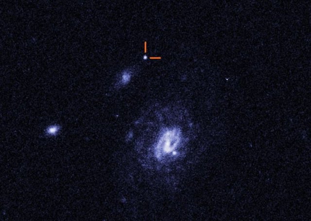 Una imagen del Telescopio Espacial Hubble de la NASA del Transitorio Óptico Azul Rápido Luminoso (LFBOT) designado AT 2023fhn