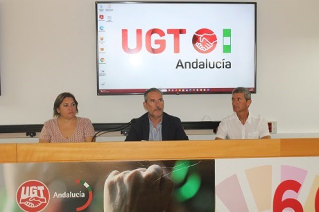 El secretario de Acción Sindical y Negociación Colectiva de FeSMC UGT Andalucía, Juan Antonio González Marín, junto con los delegados de UGT del servicio de gestión sanitaria del 061 en Andalucía, Rafael Gallardo y Milva Cassetta.