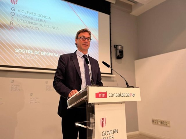 El portavoz del Govern y conseller de Economía, Hacienda e Innovación, Toni Costa, en la rueda de prensa.