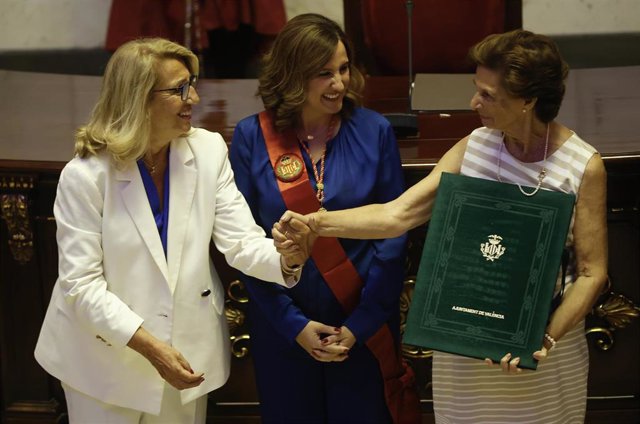 La alcaldesa de València, María José Catalá (c), junto a las hermanas de la exprimera edil Rita Barberá en el acto en el que ha sido nombrada Alcaldesa Honoraria de la ciudad.
