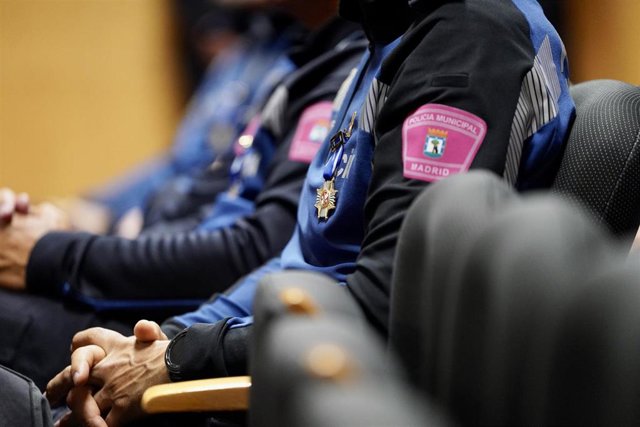 190 Agentes Municipales De Madrid Reciben La Cruz De San Juan Por Sus 25 Años De Servicio