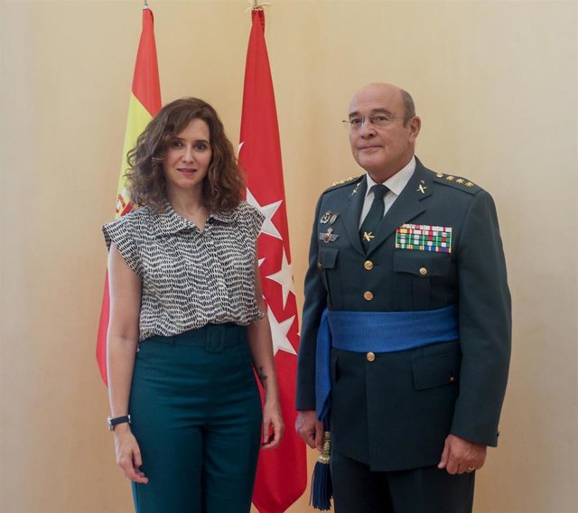 La presidenta de la Comunidad de Madrid, Isabel Díaz Ayuso (i), durante una reunión con el coronel jefe de la Comandancia de la Guardia Civil de Madrid, Diego Pérez de los Cobos (d), en la Real Casa de Correos, a 6 de octubre de 2023, en Madrid (España)..