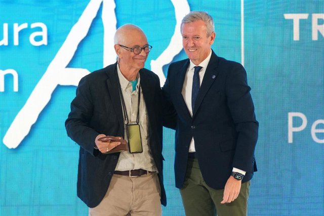 El arquitecto Pedro de Llano y el presidente de la Xunta, Alfonso Rueda, en los Premios de Arquitectura de Galicia 2023