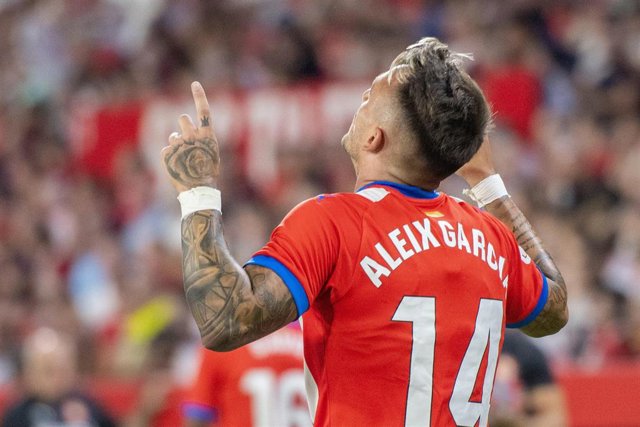 Archivo - Aleix García, centrocampista del Girona, celebra un gol durante un partido