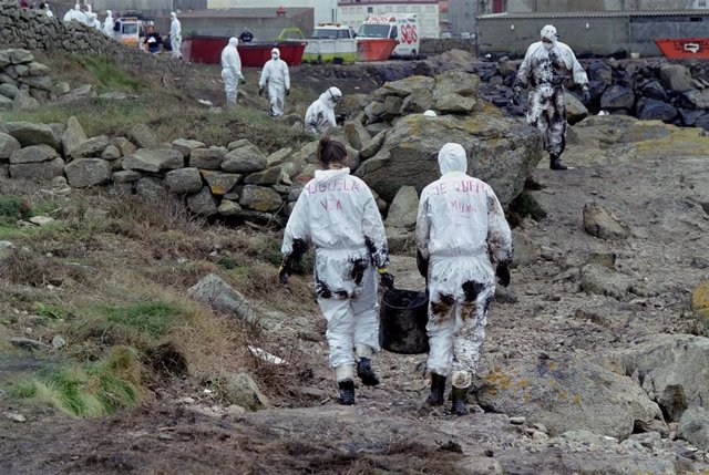 Archivo - MUXÍA, GALICIA, ESPAÑA - 16 DE NOVIEMBRE DE 2002: Grupos de voluntarios limpian la costa de la localidad gallega de Muxía 