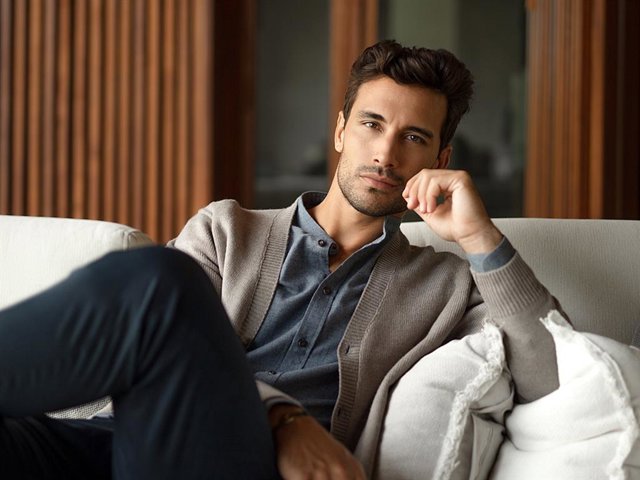 Jaime Astrain, modelo y embajador de Boston, nos presenta la nueva colección para volver a la rutina y al trabajo con outfits elegantes y cómodos