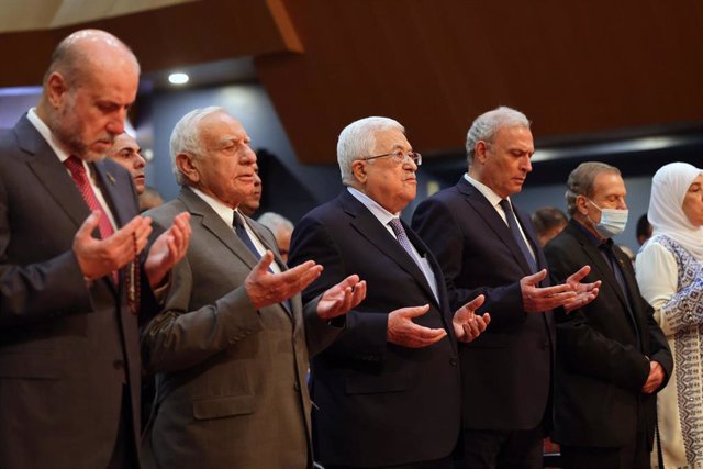 El presidente de la Autoridad Palestina, Mahmud Abbas, en el centro de la imagen