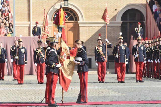 La princesa Leonor besa la Bandera durante el acto de Jura de Bandera, en la Academia General Militar, a 7 de octubre de 2023, en Zaragoza, Aragón (España). 