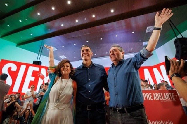 Carmen Calvo, Pedro Sánchez y Juan Espadas, este sábado en Granada