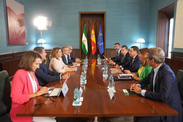 Reunión entre la Junta de Andalucía y el Ministerio para la Transición Ecológica en el Palacio de San Telmo encabezada por el presidente de la Junta, Juanma Moreno, y la vicepresidenta tercera del Gobierno y ministra Teresa Ribera. (Foto de archivo).