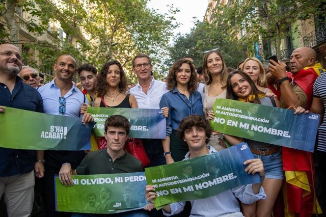 Feijóo amb membres de S'ha Acabat abans de la manifestació, al costat d'Ayuso