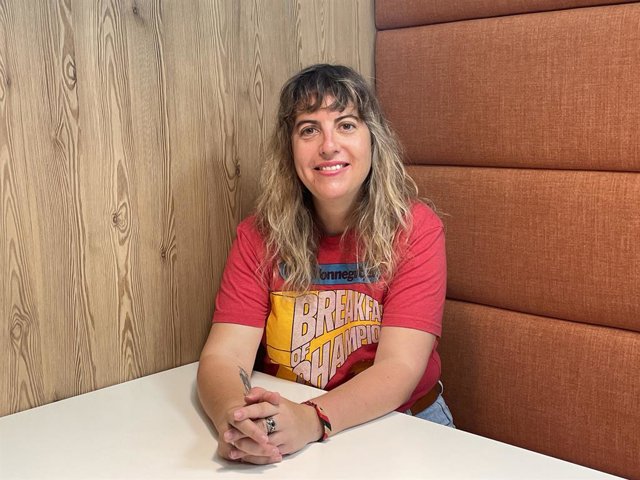 L'escriptora Laura Fernández publica 'Damas, caballeros y planetas' (Random House)
